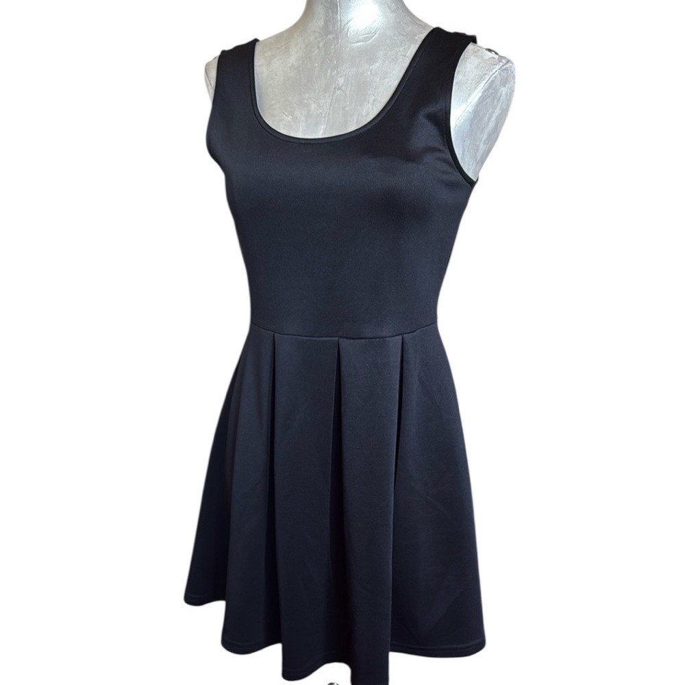 Cecico Women’s Black Pleated Mini Dress Scoop Neck Sleeveless size Medium